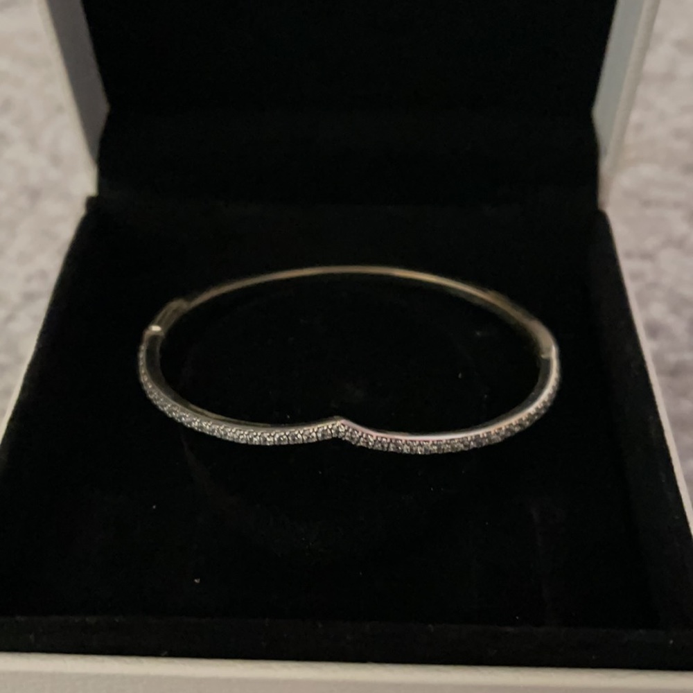 Pandora Sparkling wishbone bangle